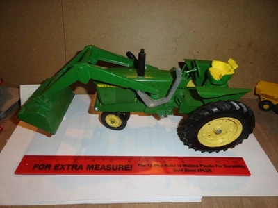 Trator John Deere 3010 com carregador em escala 1/16 - Imagem 1 de 4