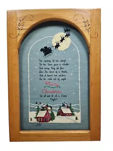 Scena natalizia vintage incorniciata punto croce con slitta Babbo Natale e villaggio - Foto 1 di 8