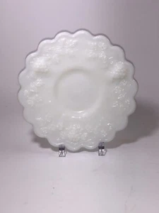 Plato platillo festoneado de vidrio de leche Westmoreland vintage huérfano con patrón de uva - Imagen 1 de 3