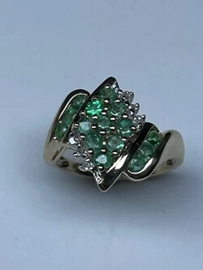 Anillo de cóctel firmado THL- oro amarillo 10k - racimo de esmeralda y diamantes, talla 7 - Imagen 1 de 11