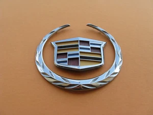 10 11 12 CADILLAC SRX PARRILLA DELANTERA EMBLEMA LOGOTIPO INSIGNIA SIGNO SÍMBOLO USADO FABRICANTE DE EQUIPOS ORIGINALES A45467 - Imagen 1 de 6