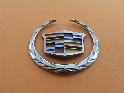 10 11 12 CADILLAC SRX PARRILLA DELANTERA EMBLEMA LOGOTIPO INSIGNIA SIGNO SÍMBOLO USADO FABRICANTE DE EQUIPOS ORIGINALES A45467 Foto 1 de 4