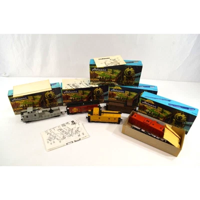 Athearn Caboose Car Lot HO Gauge Union Pacific Santa Fe Maintenance Way 1285 - Image 1 of 4