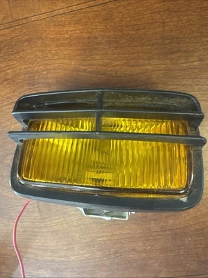 1990 - 1994 年吉普牧马人 YJ Renegade 原始设备制造商工厂挡泥板雾灯黄色工作 — 第 1/4 张图片