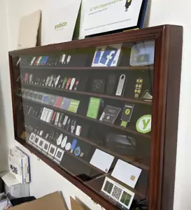 Sammlerstücke Vitrine Schlüssel Streichholzbücher Minifiguren Kirschgestell Holzschrank - Bild 1 von 15