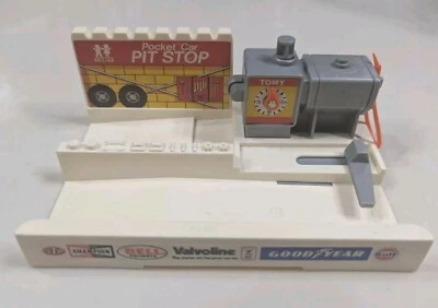 TOMY Pocket Vintage Car World Pit Stop - Juego de accesorios para coche en miniatura Foto 1 de 4