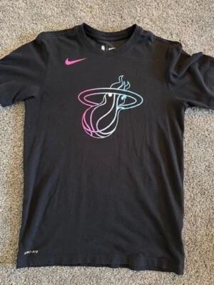 Camiseta Miami Heat Nike City Edition Essential Logo Vice Hombre 2021 NBA PEQUEÑA Foto 1 de 4