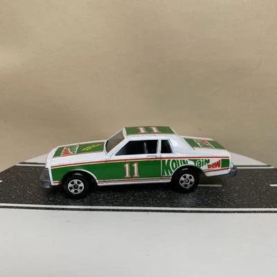 ERTL #88 Darrell Waltrip Mountain Dew blanco/verde pista de tierra 1980 1:64 casi nuevo Foto 1 de 4