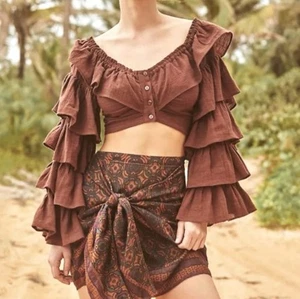 Nuevo con etiquetas Top corto Free People con volantes fuera del hombro pequeño marrón flor hippie que cae - Imagen 1 de 12