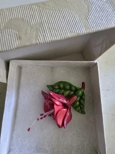 RESIN FUSHIA FLOWER BROOCH HANDCRAFTED IN ENGLAND NEVER WORN FREE SHIP - Picture 1 of 1