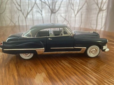 Road Signature 1949 Cadillac Series 62 Sedan 1:32 Blue Diecast Opening Doors  - Image 1 of 4