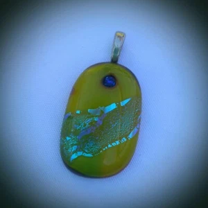 Colgante de vidrio fundido hecho a mano. Mostaza, verdes con blues brillante. 1,25" - Imagen 1 de 12