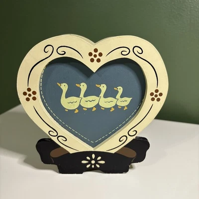 Adorables posavasos de madera pintados en forma de corazón y gansos de cabaña del condado de Caddy Foto 1 de 4