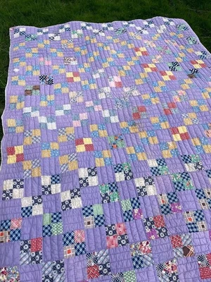 Manta de edredón de retazos púrpura grueso de saco de alimentación vintage de los años 40 Foto 1 de 4