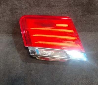 ОРИГИНАЛЬНЫЙ ЗАДНИЙ ЛЕВЫЙ ВНУТРЕННИЙ БОКОВОЙ ЗАДНИЙ ФОНАРЬ БАГАЖНИКА BMW 750LI F01 F02 — 7182205 - Изображение 1 из 4