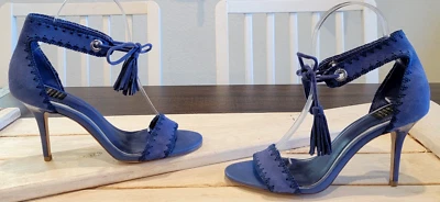 Sandalias de tacón alto con borla de gamuza azul con tiras con himno del mercado negro de la Casa Blanca 6 M Foto 1 de 4