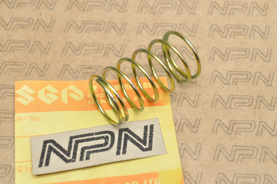 Nuevo de Lote Antiguo Suzuki 1980-81 GS250 T 1980-82 GS450 L Cubierta Lateral Montaje Muelle 09440-20009 Foto 1 de 1