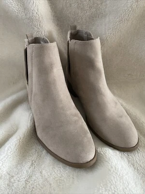 Qupid Boots Booties Ankle Boot Suede Beige Gray 1 1/2" Heel Women's Size 10 EUC - Image 1 of 4