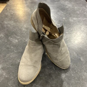 EUC American Eagle Women's Size 7.5 Gray Suede Ankle Boots Booties Pull On - Picture 1 of 9
