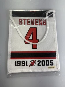 NUEVA CAMISETA DEVILS SCOTT STEVENS #4 2006 NOCHE DE RETIRO MINI BANNER NJ NHL - Imagen 1 de 2