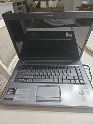 Portátil Compaq Presario F500 AMD 64 Athlon X2 con disco duro con cable de alimentación Foto 1 de 4