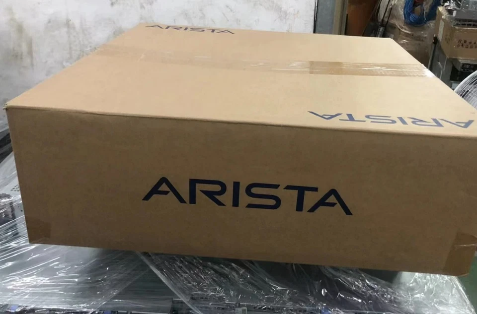 Arista 7280SR-48C6-R   48x10GbE (SFP+) & 6x100GbE QSFP - Image 1 of 2