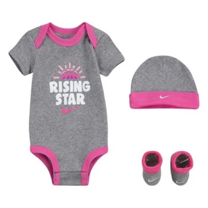 Nike Strampler 3-teiliges Set Baby Mädchen Body Mütze Booties grau rosa Rising verpackt  - Bild 1 von 5