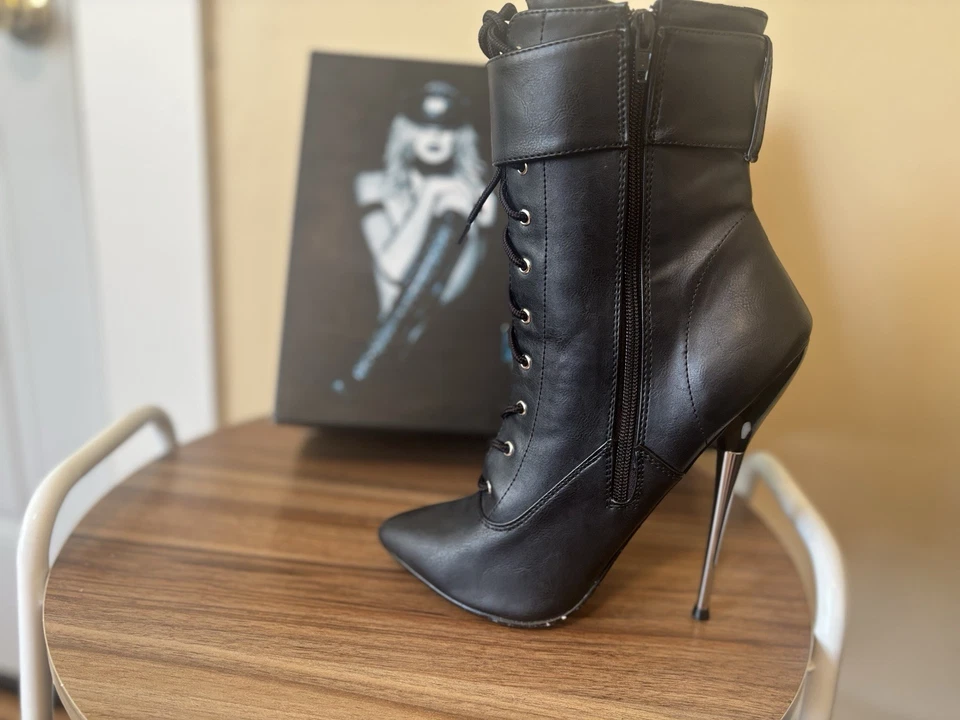 Botas de aguja Lust Locked Up, negras talla 9 Foto 1 de 4