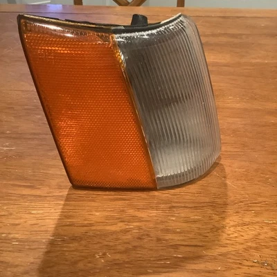 1993-1998 Jeep Grand Cherokee passanger side front signal/marker light - Image 1 of 2