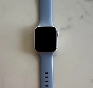 Apple Watch Series 4 (40mm, GPS, Cellular) + 13 Bands + New Face Covers - Photo 1 sur 9