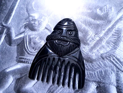 Peine barba vikingo en forma de guerrero en casco y runa Ansuz, talla única Foto 1 de 4