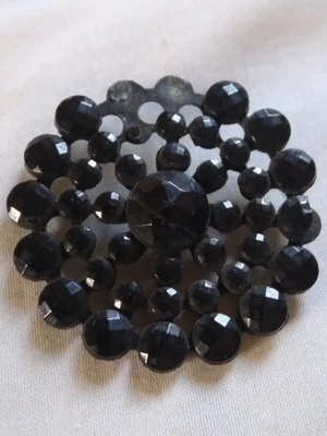 Antiguo botón victoriano de luto de vidrio negro sobre acero como está. Foto 1 de 4