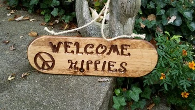 Letrero de casa colgante cuerda exterior madera manchada hippies bienvenida hecho a mano 22" Foto 1 de 4