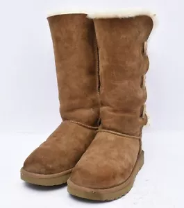 Bota UGG Bailey Botón Triplete II Piel de Oveja Gamuza Castaño Invierno Cálida Alta Talla 9 - Imagen 1 de 10