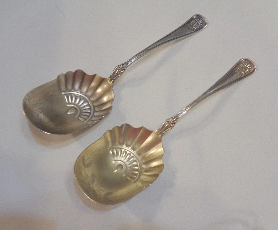 TOWLE NORWOOD 1884 2 elegantes conchas de bayas francesas gris oro lavado grabado a mano Foto 1 de 4