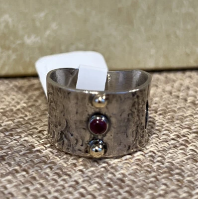 Nuevo con etiquetas Catálogo Sundance Plata Oro Banda Ancha “Anillo Granate Avant” Talla 6 $198 Foto 1 de 3
