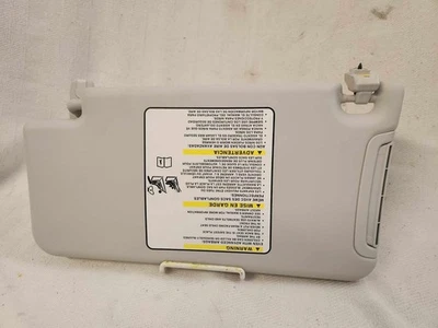 2018 Jeep Renegade PASSENGER side sun visor WITHOUT sunroof WITH illumination Foto 1 de 4