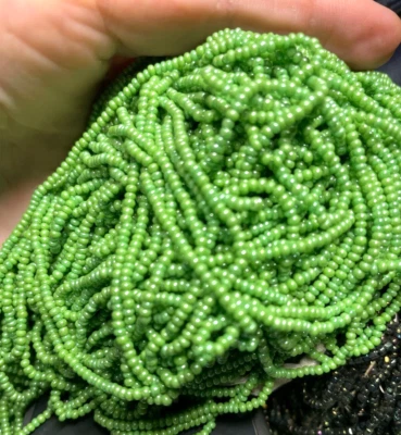 Cuentas redondas checas verdes 11/0 Preciosa Ceilán, 1 gancho completo Foto 1 de 2