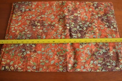 Por 1/2 yarda, Green Vines on Rust & Orange Batik, Moda/Aloha/Cesta de lavandería, M8878 Foto 1 de 4