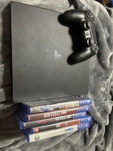 Sony PlayStation 4 + Controller + 5 Games - Picture 1 of 1