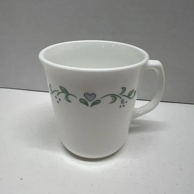 Copo branco Corning Ware Country Cottage com corações azuis e detalhes em folhas - Imagem 1 de 4