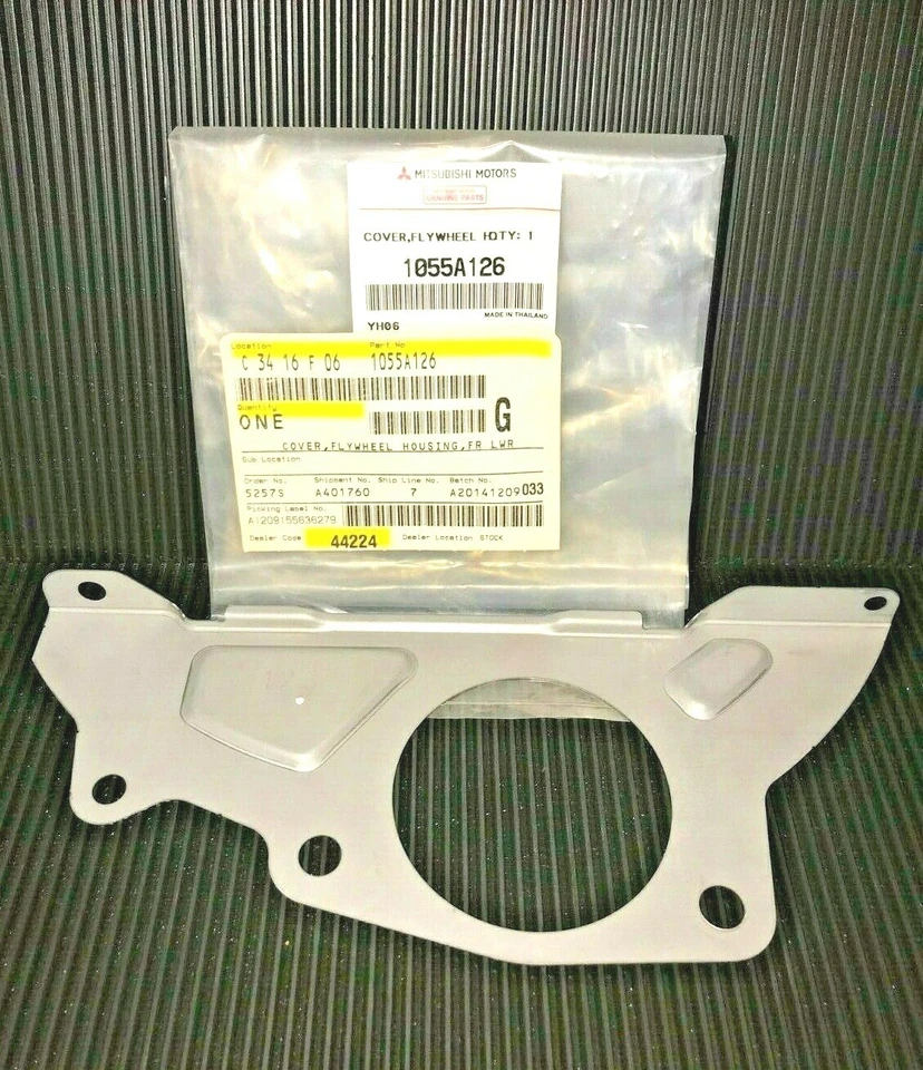 GENUINA OEM MITSUBISHI VOLANTE CARCASA CUBIERTA INFERIOR DELANTERA 1055A126 Foto 1 de 1