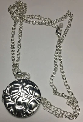 MEDALLÓN AVON ANIMAL PRINT JIRAFA TONO PLATEADO NUEVO EN CAJA Foto 1 de 2