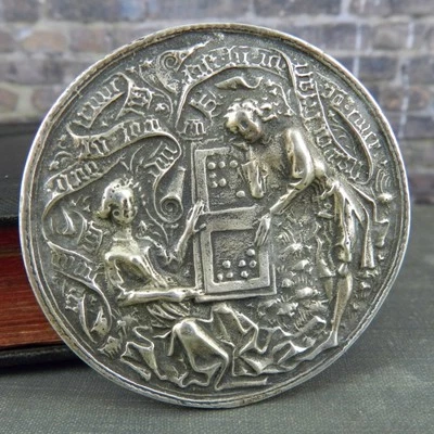 Broche colgante de backgammon renacentista esterlina del Museo Metropolitano de Arte de MMA Foto 1 de 4