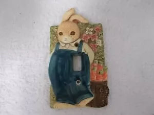 Vintage Takahashi Maschio Coniglietto Coniglio in Salopette Ceramica Interruttore Luce Placca Cover - Foto 1 di 3