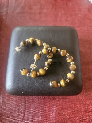 Pendientes de aro de oro amarillo de 14 quilates con cuentas de ojo de tigre  Foto 1 de 3