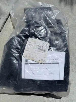 Jeep Cherokee 2013-2016 cubierta delantera/protector de sujetador fabricante original nuevo Mopar genuino Foto 1 de 4