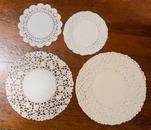 Centrini di carta vintage ecrù PIZZO FRANCESE quattro 4" e 12 6" panna - Foto 1 di 6