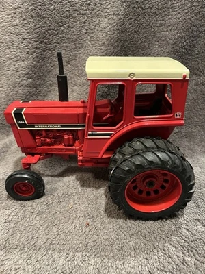 Cosechadora internacional 1566 ERTL 1/16 1991 de colección con tractor de fundición a presión doble trasero rojo Foto 1 de 4