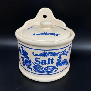 Großer alter Salzbrunnen aus Steinzeug mit blauer Zwiebelmuster und Deckel. Salzkasten Wandhalterung - Bild 1 von 11